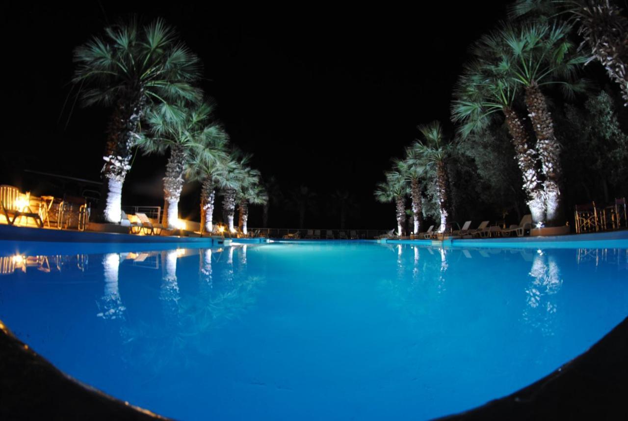Hotel Sissy Kamena Vourla Bagian luar foto