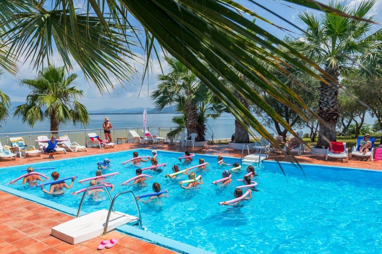 Hotel Sissy Kamena Vourla Bagian luar foto